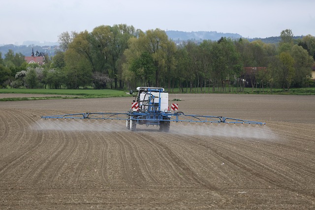 vom Traktor aus wird ein Pestizid versprüht